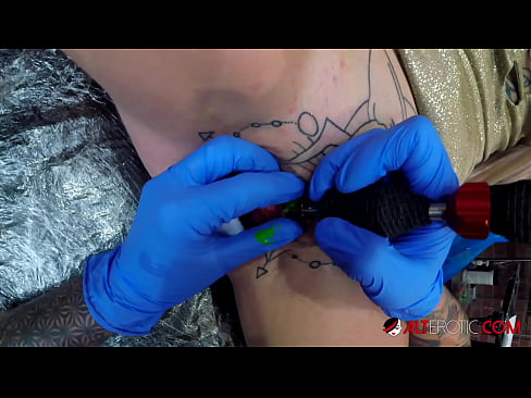 ❤️ Extremt tatuerade snyggingen Sully Savage fick en tatuering på sin klitoris Högkvalitativ porr at porn sv.dreamlandpassionjourney.ru ❌❤